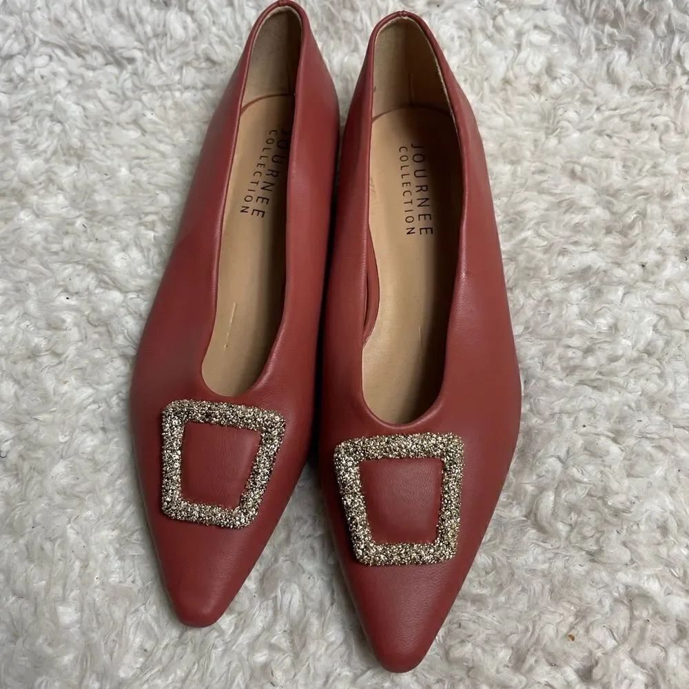Journee Collection faux leather rustic pink flats gold tone brooch accent SZ10
